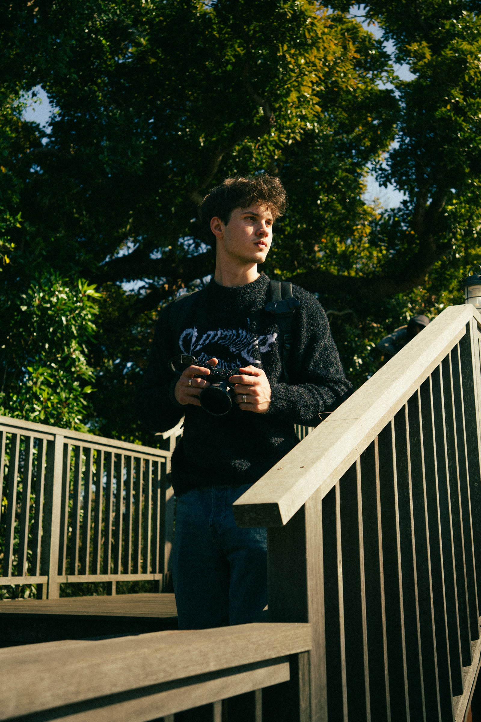 Lukas Brenneisen mit Kamera in Japan